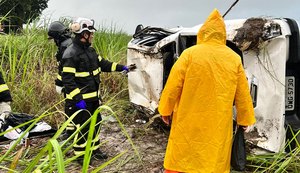 Motorista perde controle do veículo por conta da chuva e capota em Marechal Deodoro