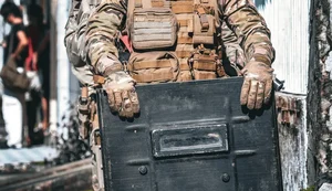 Bope prende organizadora de festa após agentes serem recebidos a tiros e encontrado drogas no local