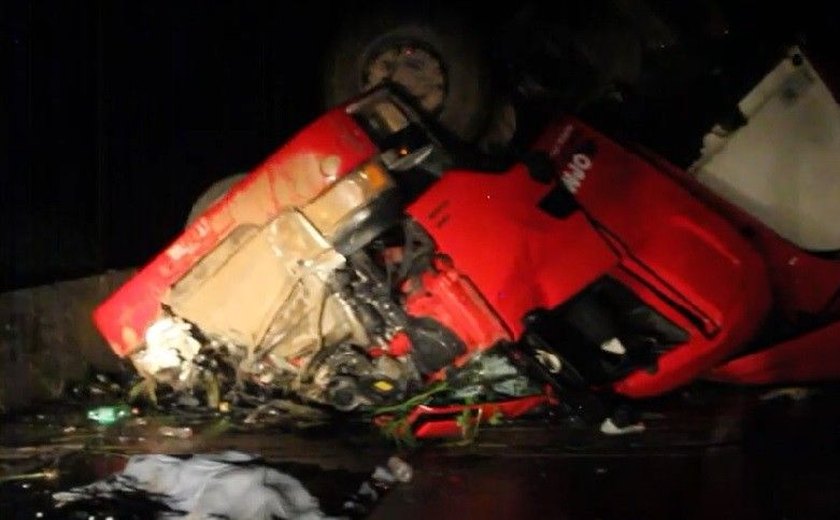 Caminhoneiro morre depois após carreta tombar em Jequiá da Praia