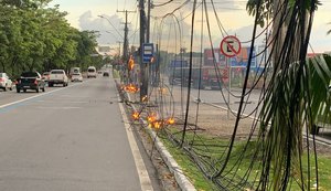 Curto-circuito ocasiona incêndio e derruba fios na Avenida Fernandes Lima