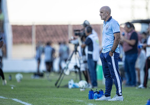 Técnico Itamar Schülle valoriza ponto conquistado em Arapiraca contra o ASA