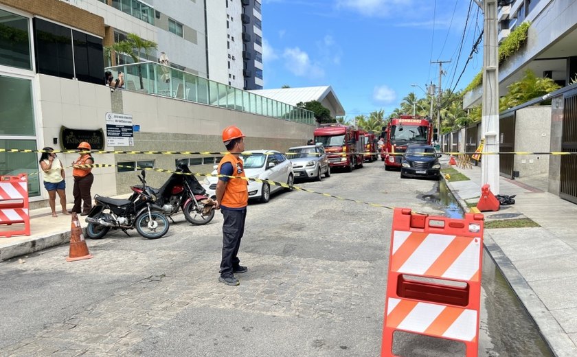 Defesa Civil de Maceió atua na segurança e orientação de moradores durante incêndio na Ponta Verde