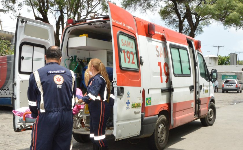 Samu atende vítimas de colisão entre carro e moto