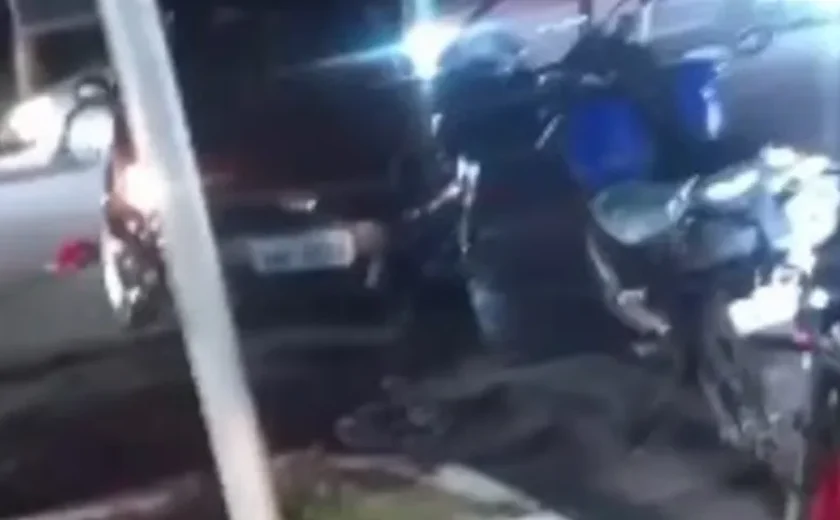 Motociclista fica ferido em colisão envolvendo carro em frente a shopping na parte alta de Maceió