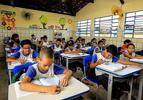 Cartão Escola 10 passa para R$ 150 para alunos de ensino em tempo integral