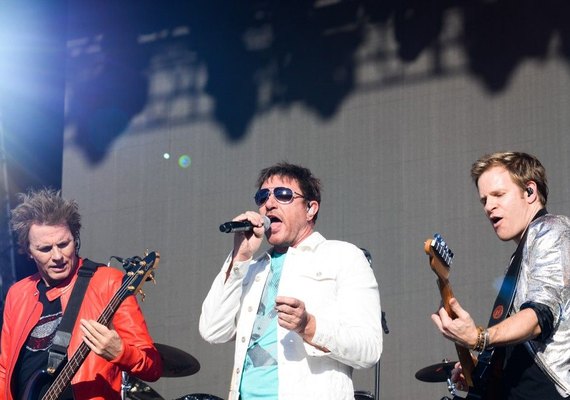 Em show no Lolla, Duran Duran recebe a brasileira Céu em 'Ordinary world'