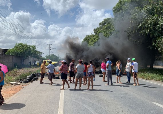 Moradores fecham trecho da BR-104 em Rio Largo contra falta d'água na região