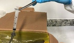 IC examina seringa usada por enfermeira que não injetou dose contra Covid-19 em idosa