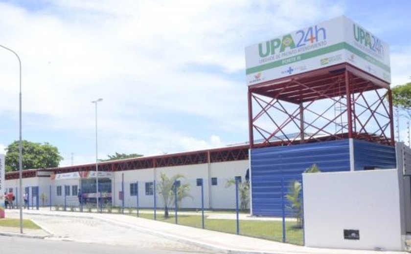 Colisão entre carro e moto deixa mulher ferida em Maceió