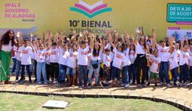Quase 2 mil alunos visitam Bienal e compram livros com vales entregues pela Prefeitura de Maceió