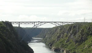 Corpo de idoso é resgatado na ponte da divisa entre Alagoas e Bahia, na cidade de Delmiro Gouveia