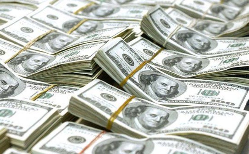 Dólar fecha com alta de 0,18% ante real nesta quinta com cena política