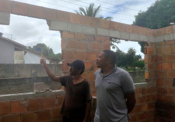 Comunidade do Carrasco cobra entrega de casas