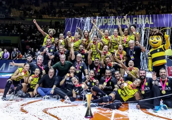 Praia Clube bate Minas e fatura título da Superliga Feminina de vôlei