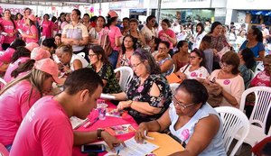 Dia Rosa: usuários lotaram Calçadão em busca de serviços