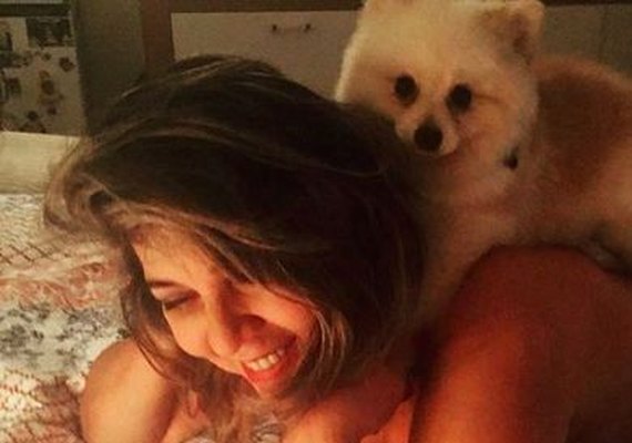 Cantora Roberta Miranda posa nua com cachorrinho nas costas