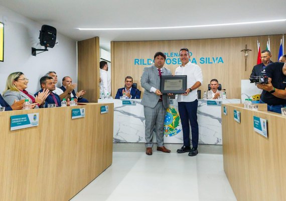 Paulo Dantas é agraciado em Maragogi com a comenda Costa dos Corais