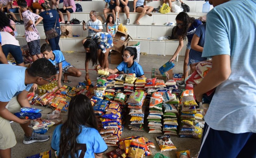 Estudantes arrecadam mais de três toneladas de mantimentos durante gincana