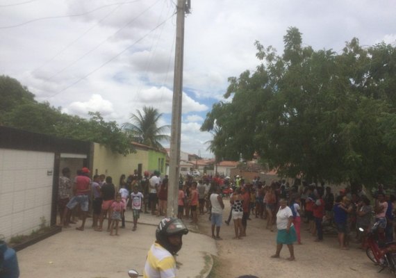 Homem invade residência, mata jovem e deixa mulher gravemente ferida