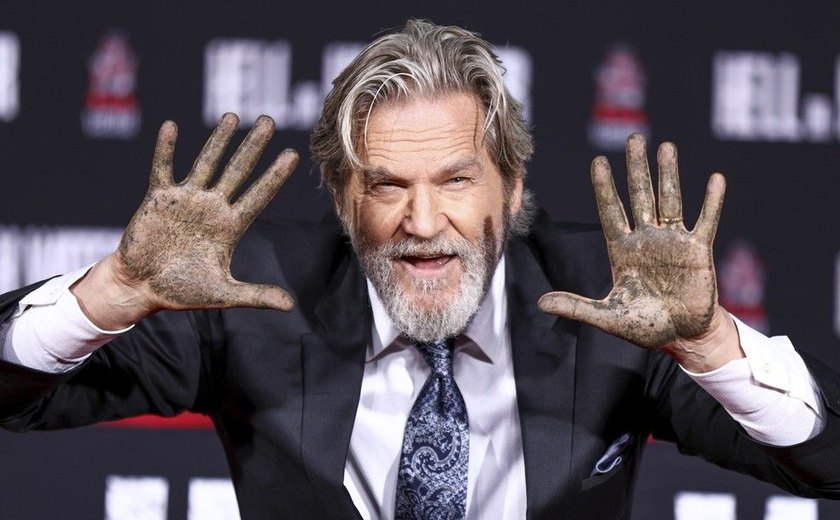 Ator Jeff Bridges deixa sua marca na Calçada da Fama em Hollywood