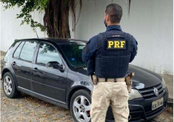 PRF e PM, em ação conjunta, recuperam carro roubado na Gruta de Lourdes em Maceió