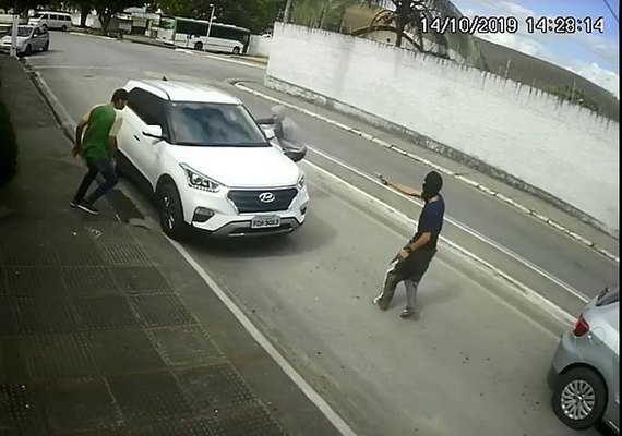 Família de ex-prefeito de São José da Laje sofre abordagem de criminosos; veja o vídeo