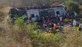 Ônibus tomba na AL-220 e mobiliza equipes de resgate em São José da Tapera