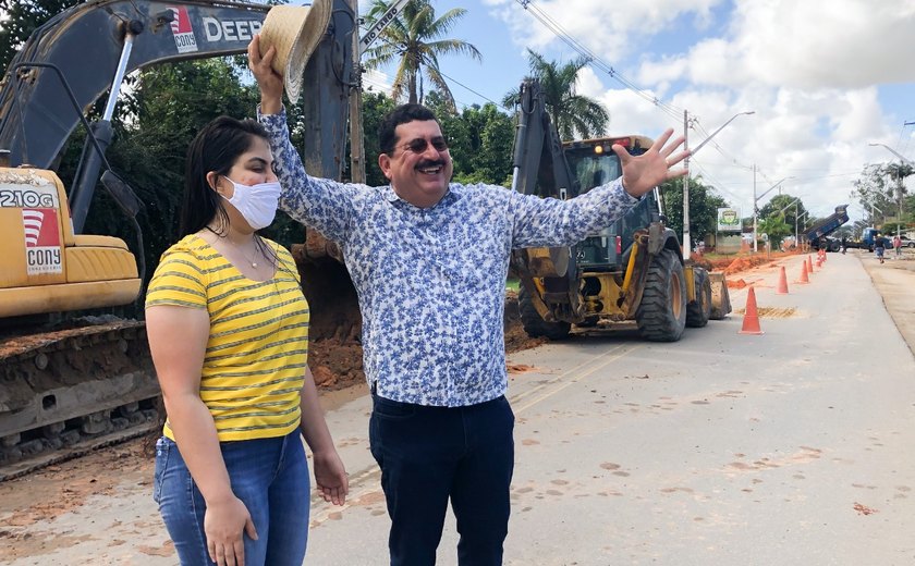 Secretária Gabriela e prefeito Gilberto Gonçalves vistoriam avanço de obra na principal avenida de Rio Largo