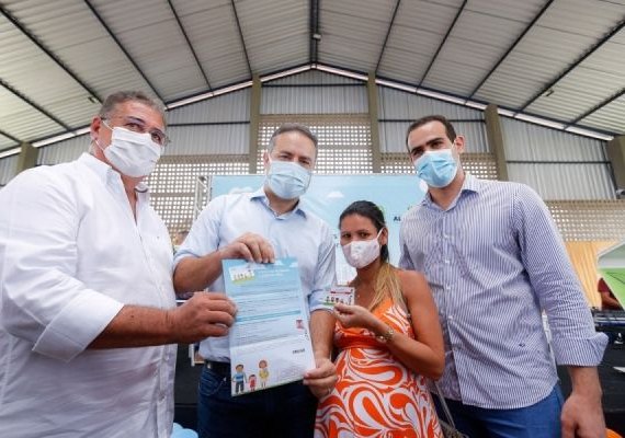 Governo de AL inicia entrega do Cartão CRIA; primeiros pagamentos saem no dia 15
