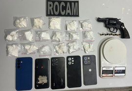 PM apreende uma arma, cerca de um quilo de drogas, seis celulares e uma motocicleta no interior de Alagoas