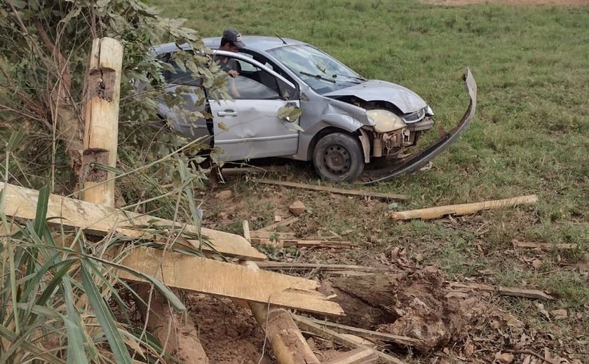 Motorista perde controle do carro, capota e entra em cercado na zona rural de Arapiraca