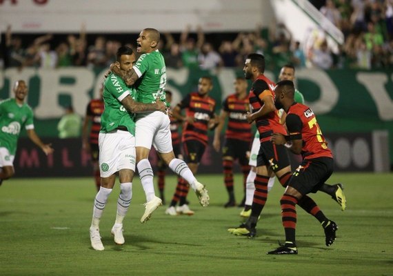 Leandro Pereira brilha, Chapecoense vence o Sport e sai da zona de rebaixamento