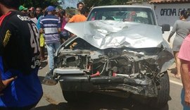 Colisão entre moto e caminhonete provoca morte de três pessoas na AL-220