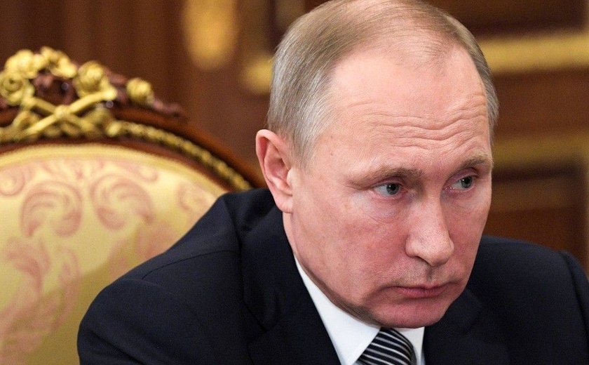 Vladimir Putin sanciona lei que despenaliza violência doméstica na Rússia