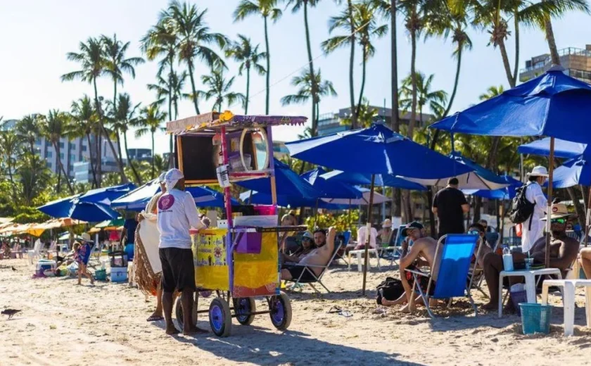 Golpistas se passam por fiscais da SEMSC para extorquir ambulantes na orla de Maceió