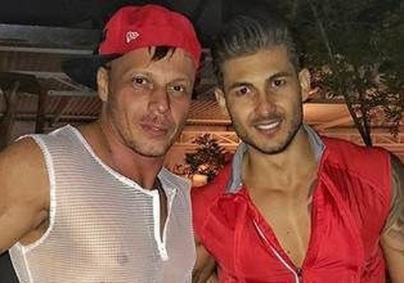 Ex-BBB Cristiano assume namoro com mister: 'Momento mais feliz da minha vida'