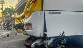 Colisão entre ônibus e moto deixa duas pessoas feridas na Avenida Siqueira Campos