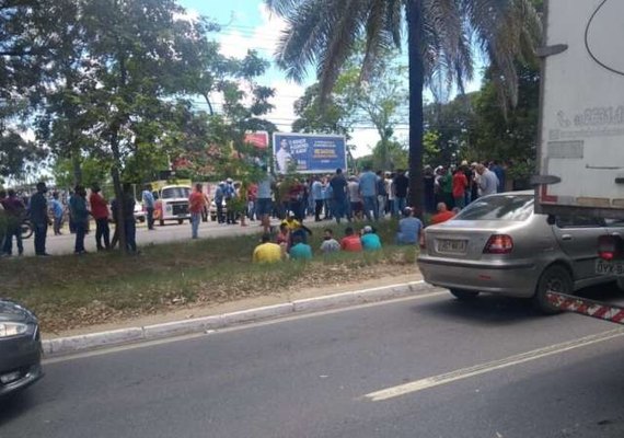 Protesto de taxistas do interior deixa trânsito lento na Avenida Durval de Góes Monteiro