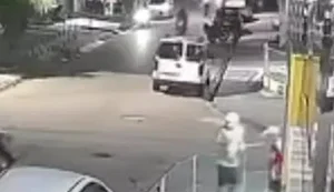 Homens de moto efetuam disparos contra grupo em calçada de Maceió