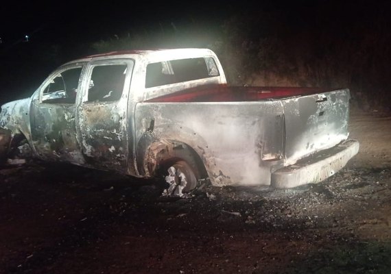 Carro pega fogo e fica destruído na zona rural de Girau do Ponciano