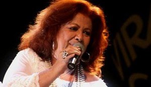 Beth Carvalho tem delírios, sofre no hospital e implora para cantores visitá-la