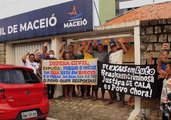 Vítimas da Braskem protestam em frente à sede da Defesa Civil