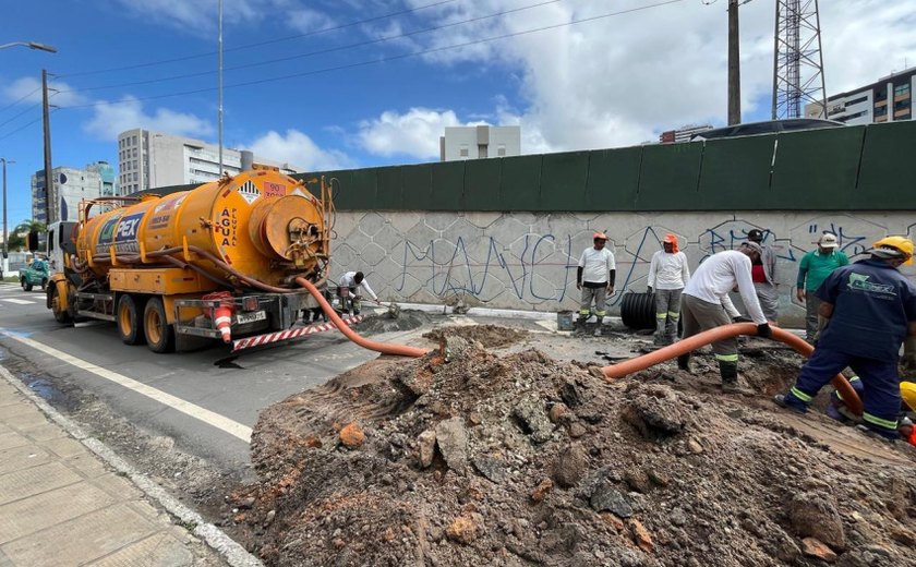 Infraestrutura realiza obra de drenagem na alça lateral do viaduto João Lyra