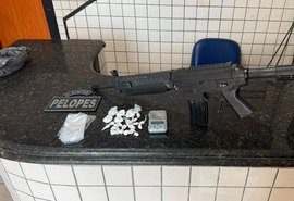 Jovem é preso com simulacro de fuzil e cocaína em São Miguel dos Campos