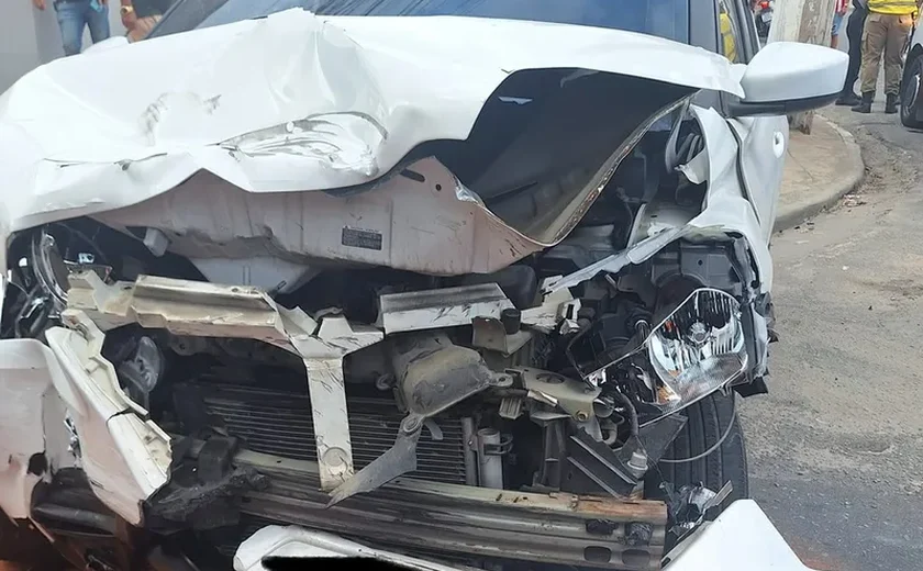 Colisão entre dois carros deixa duas mulheres feridas no bairro do Poço
