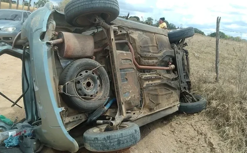 Condutor perde controle do carro, bate em estacas e depois capota em estrada vicinal