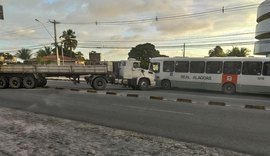 Carreta invade contramão na Via Expressa e atinge ônibus; ninguém se feriu