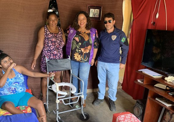 Semudh entrega cadeira de banho a quilombola como desdobramento da Fiscalização Preventiva