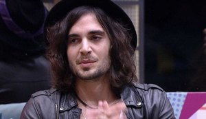 Fiuk diz precisar de prêmio pois “vendeu guitarra” e vira piada na internet