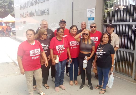 Servidores da Ufal protestam em frente ao HUPAA